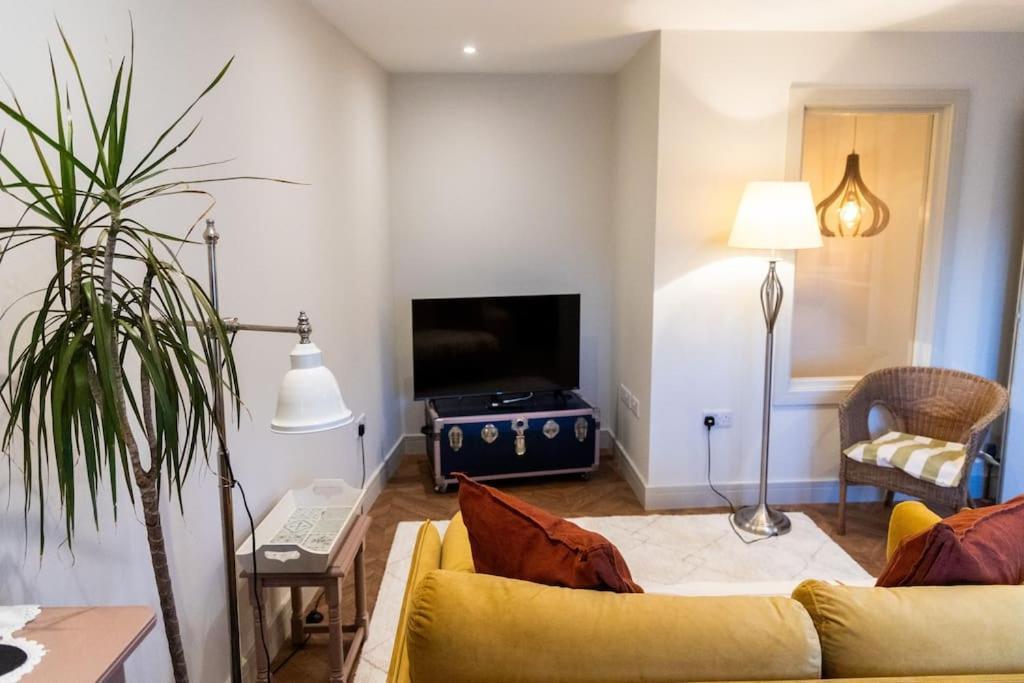 Amarelo Apartment, Central Charlbury, 1 Super King Bed 외부 사진