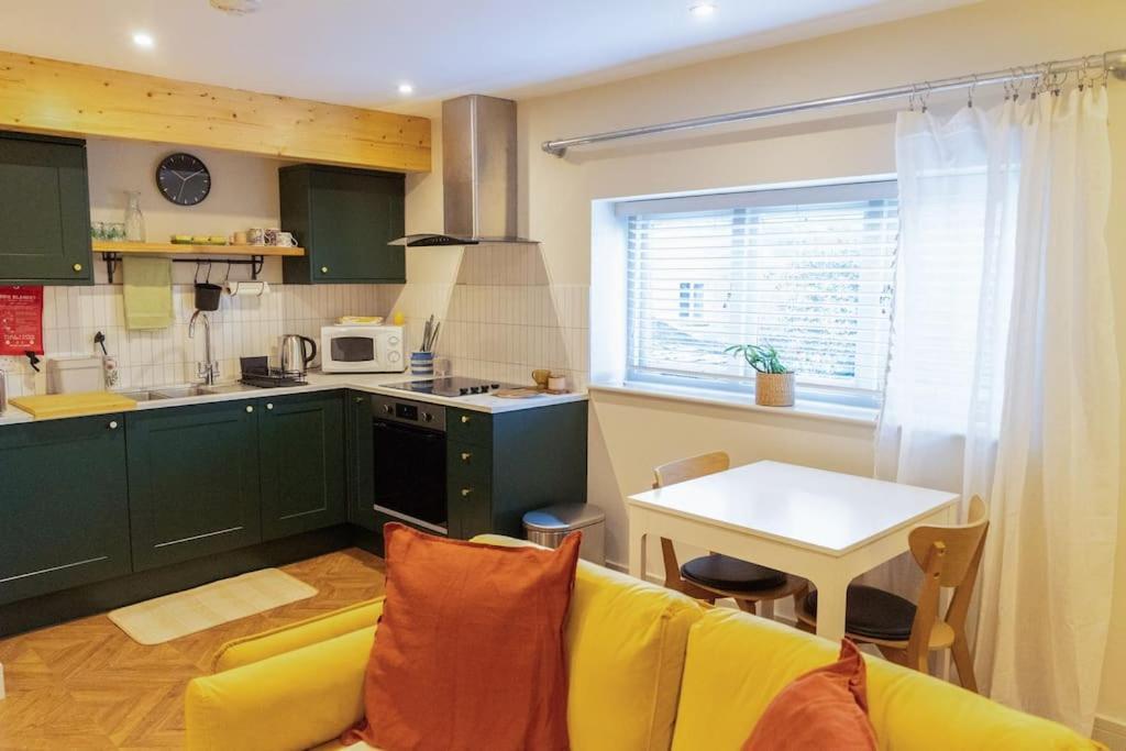 Amarelo Apartment, Central Charlbury, 1 Super King Bed 외부 사진