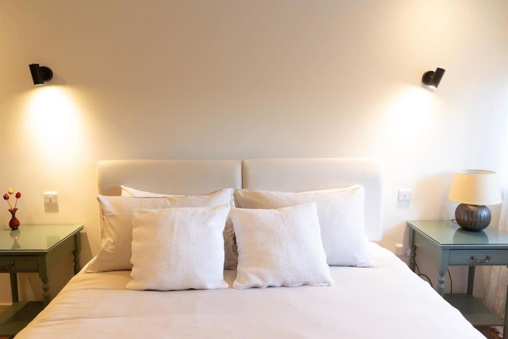 Amarelo Apartment, Central Charlbury, 1 Super King Bed 외부 사진