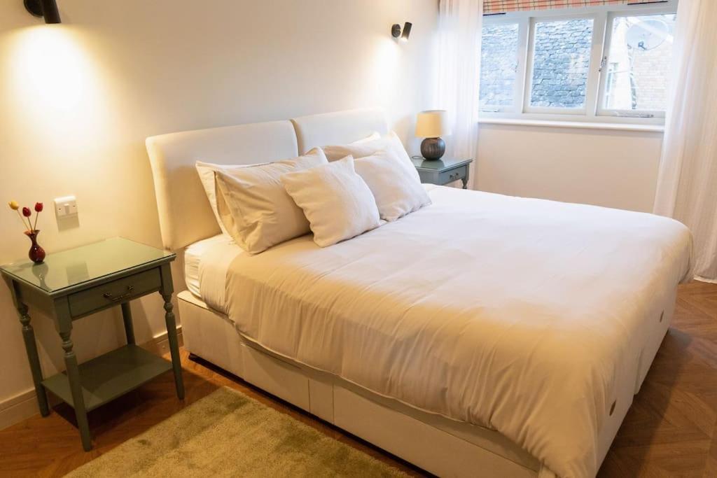 Amarelo Apartment, Central Charlbury, 1 Super King Bed 외부 사진