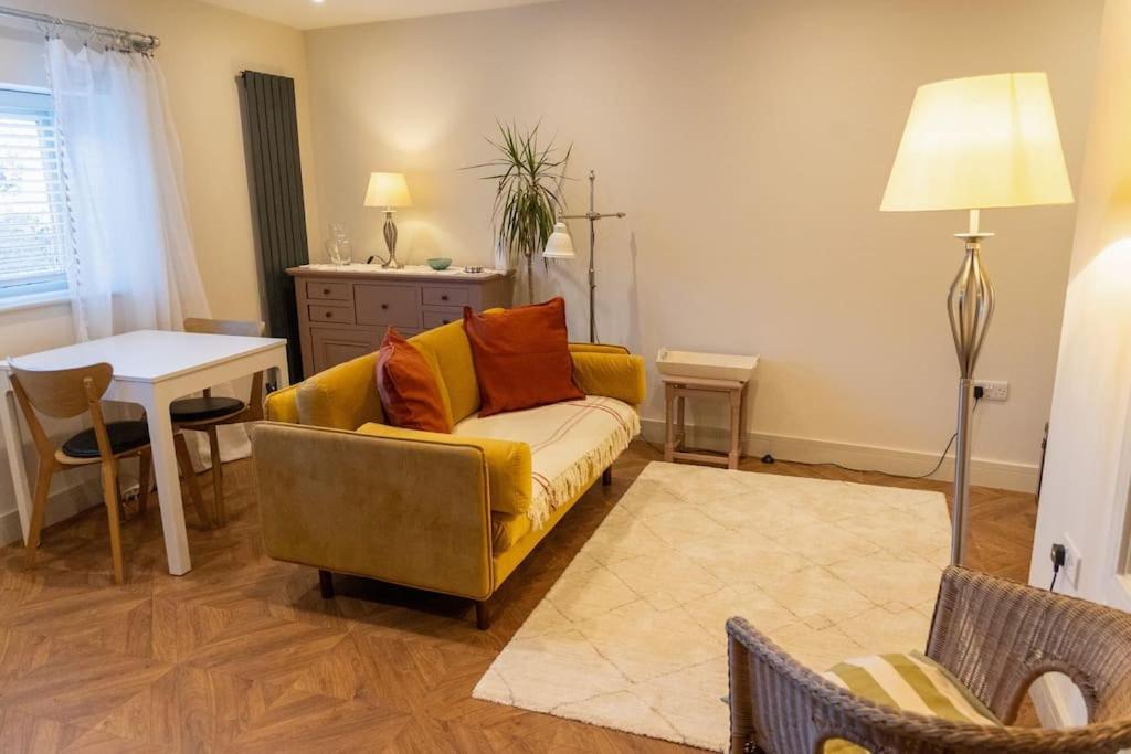 Amarelo Apartment, Central Charlbury, 1 Super King Bed 외부 사진