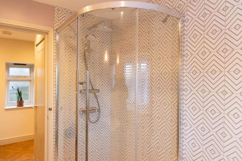 Amarelo Apartment, Central Charlbury, 1 Super King Bed 외부 사진
